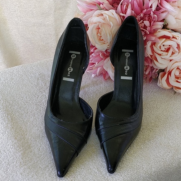Black Pointed Toe Heels with Side Cut Out - Picture 2 of 9